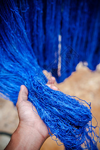 蓝丝线在男人手中的细节传统在泰国农村的传统养世丝绸制作业泰国图片