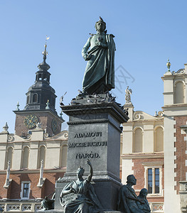 米奇雕像2014年月日按时钟塔在Krakow的Admikewcz纪念碑背景