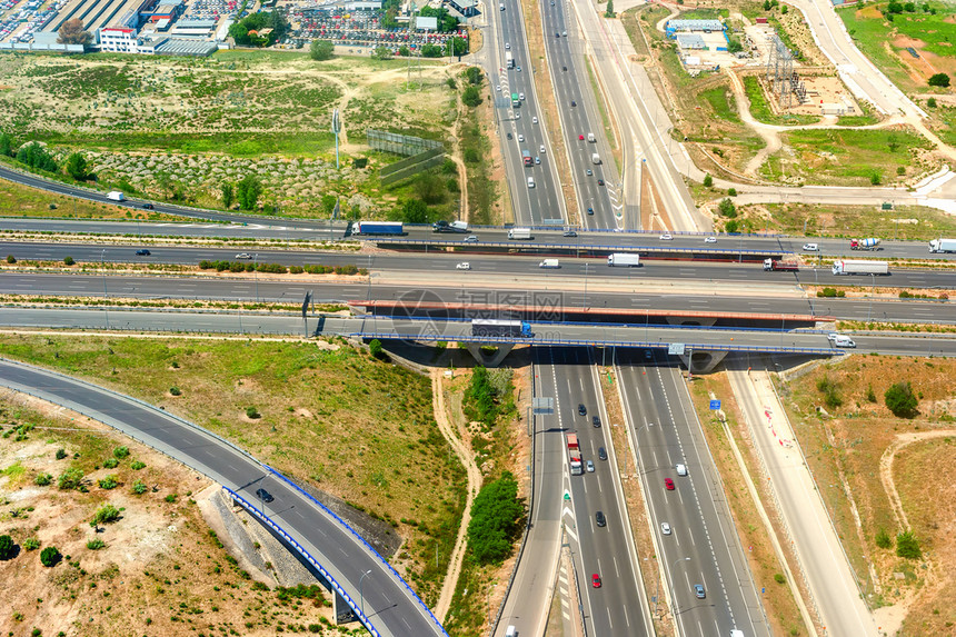 高速公路桥上的交通运输图片