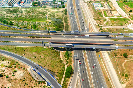 高速公路桥上的交通运输图片