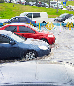 水淹库伊夫乌黑等街道上交通堵车的城市一幕图片