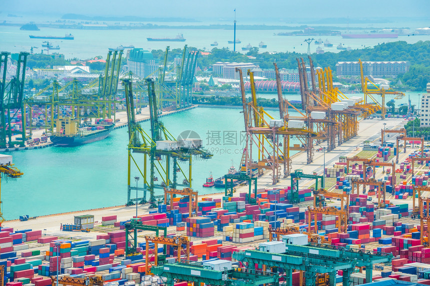 什纳波尔商业港口货轮运起重机和港口货船的堆叠式图片