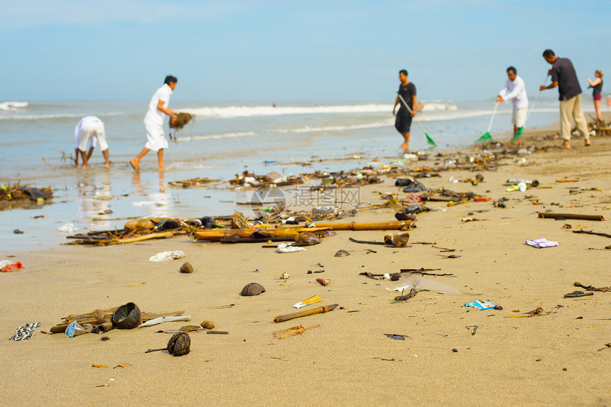 清理海滩的垃圾图片