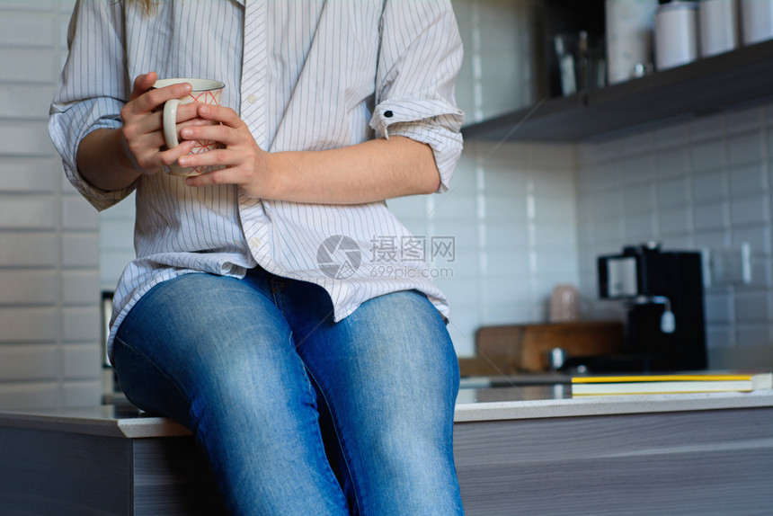 年轻美女在家厨房喝咖啡图片