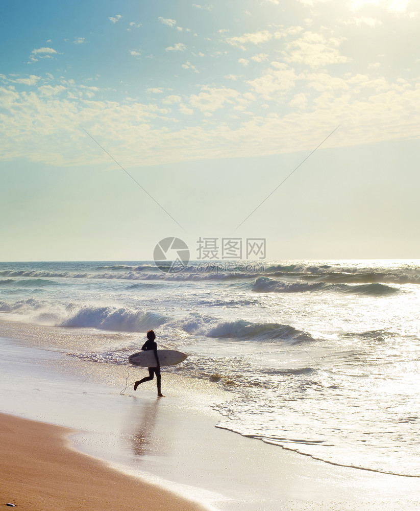 在亚特兰海滨的冲浪者图片