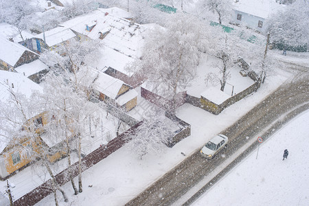 在寒冬日Kievukraine带汽车在路上的住宅区和私人房屋的四周图片