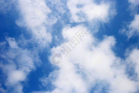 蓝色天空背景和云层图片