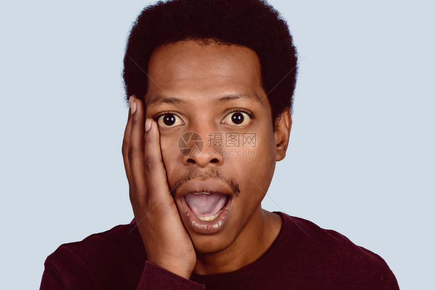 摄影棚上令人震惊的美国黑男子肖像黑人男带有疑惑的表情图片