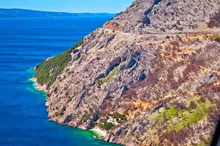 马卡尔斯里维埃拉比科沃悬崖海边风景克罗亚蒂达尔马提地区的山和海图片