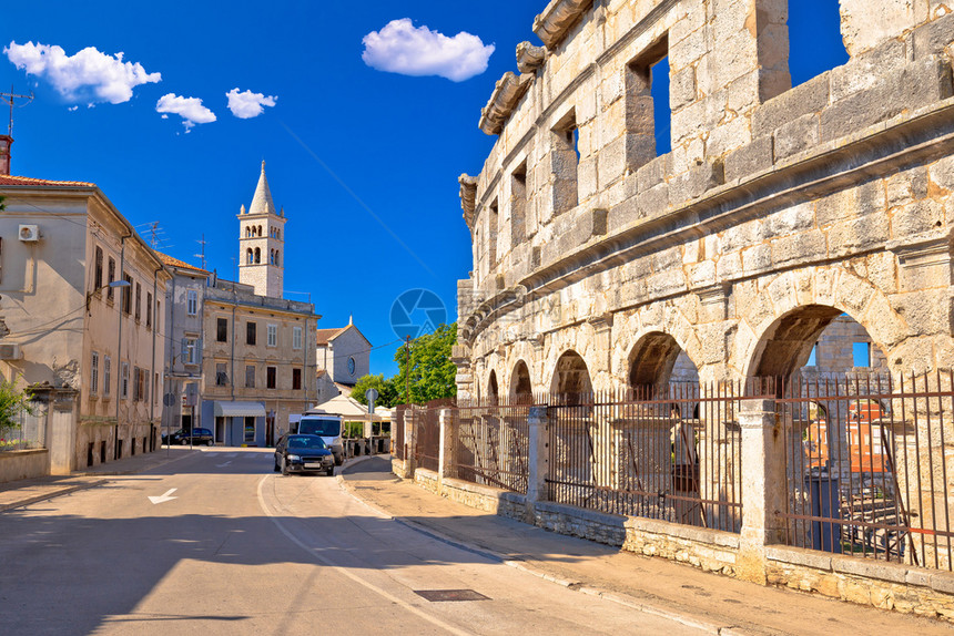 古老的罗曼安菲剧院拱门和观点克罗提亚岛地区图片