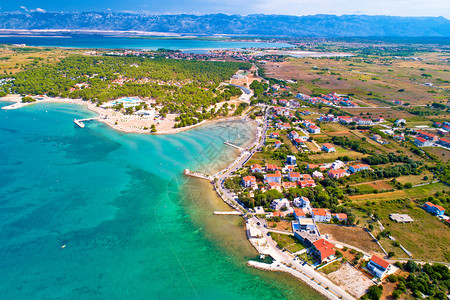 Zaton旅游海滨和Velbit山地背景croati的dlmti地区图片