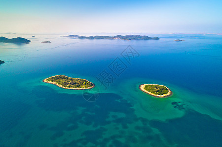滨水区美丽的萨达尔群岛空中观察的两座孤独石头岛屿Croati的dlmti地区背景