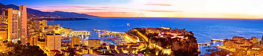 从摩纳哥公国俯瞰蒙特卡洛城市景色丰富多彩的夜晚全景图片