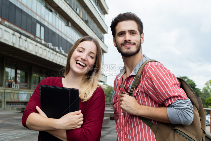 两名大学生一起学习的肖像图片