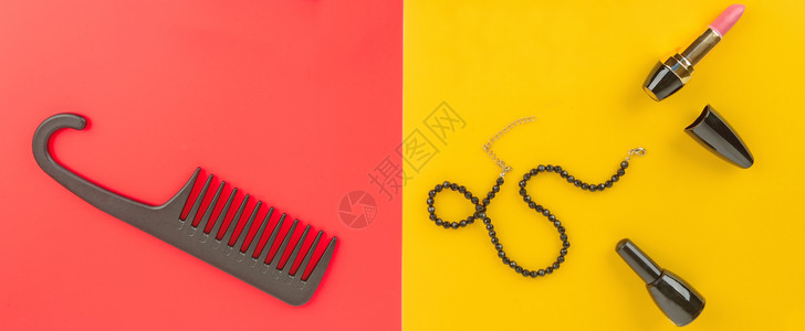 美容品首饰和梳子放在黄色和红背景上图片