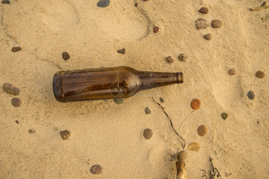 海滩上的啤酒瓶图片