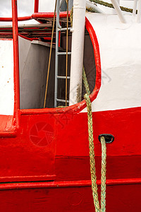 红船舰体上拖网渔的锚系线图片