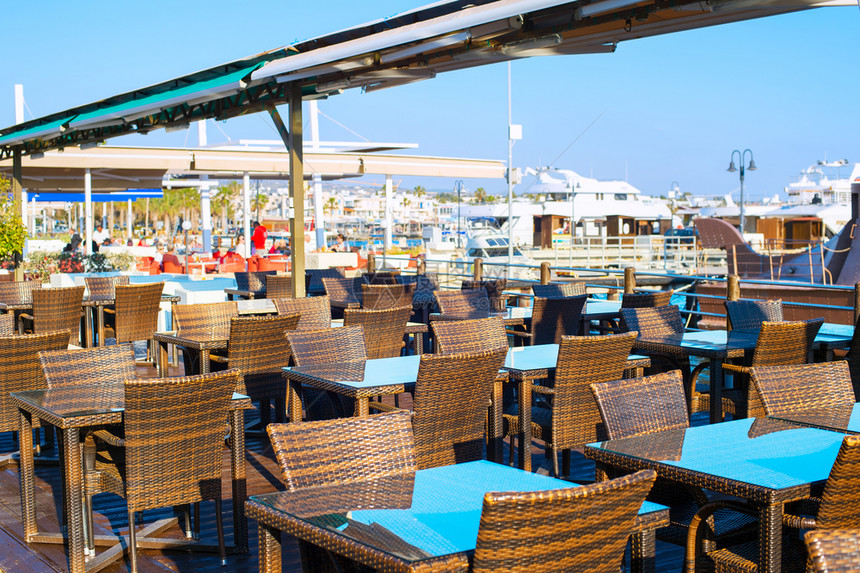 日落时在帕福斯码头的空餐厅cyprus图片