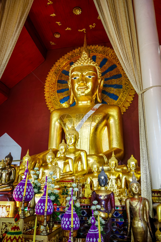 泰国清迈瓦夫拉辛格寺的金佛像泰国清迈华佛寺佛像图片