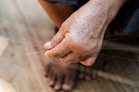 特写老太婆手绢泰国农村传统蚕丝制作图片
