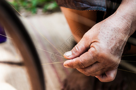 特写老太婆手绢泰国农村传统蚕丝制作图片