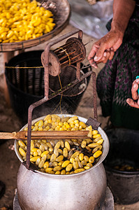 煮锅里沸的丝虫大肠在泰国农村传统养殖的泰式丝绸制作业图片