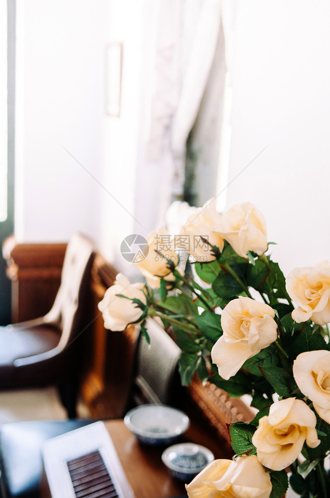紧拍下美丽的黄玫瑰花束上面有古旧的光彩墙玫瑰花束图片