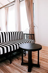 黑白条纹长椅和旧木板式客厅风格背景图片