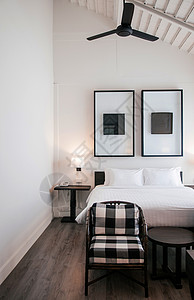 2014年月日fe24年chiangmthlndAsian当代酒店卧室配有木床白板枕头灯旧木板椅和现代壁画框架背景图片