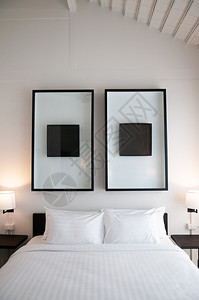 2014年月日fe24年chiangmthlndAsian当代酒店卧室配有木床白板枕头灯旧木桌和现代墙壁图片框架背景图片