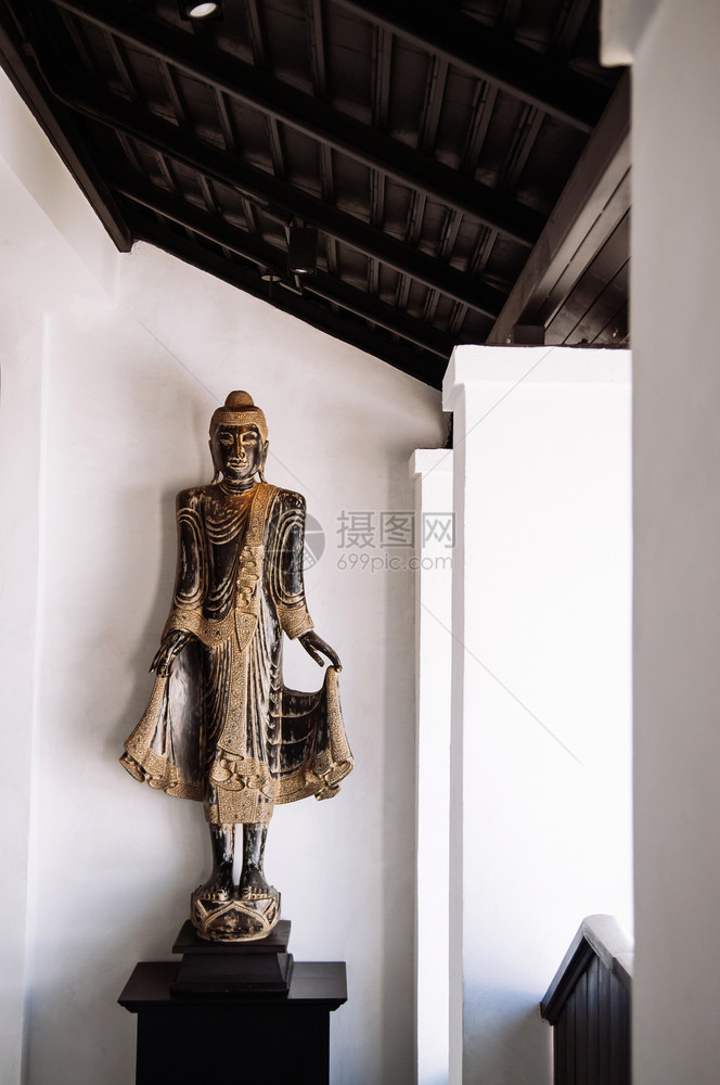 2014年月日feb24年chiangmthlnd美丽的旧木雕刻站立的布丁雕塑北塔伊风格的拉纳白墙背景的古董布丁图片