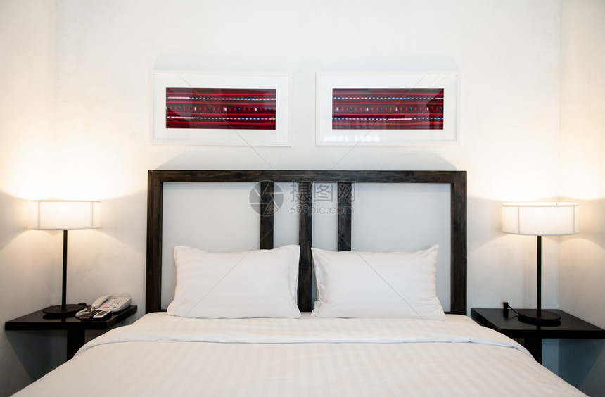 2014年月日feChiangmthlndAsian当代古老的旅馆卧室白色床单枕头桌灯和白色墙壁上的图画图片