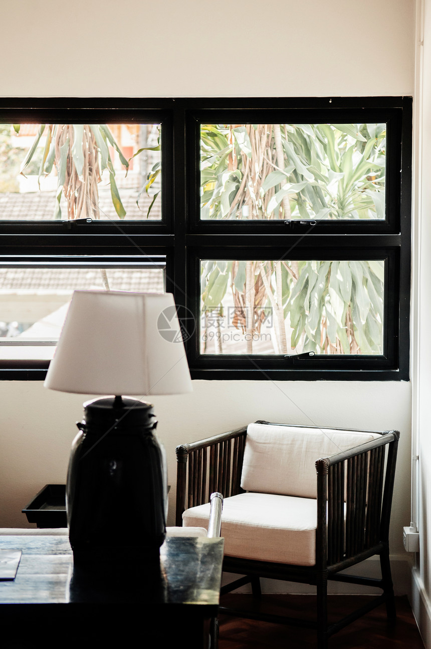 木制扶椅和客厅中亚热带风格台灯图片