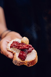 手拿着面包干牛肉开胃菜罐头背景图片