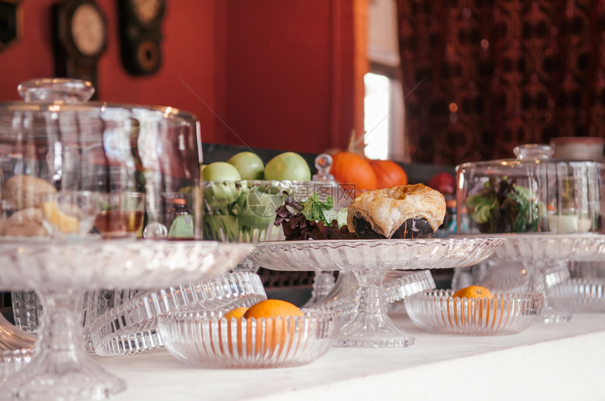 糕点酒吧和各种杂饼卷奢华玻璃餐盘上水果陈年装饰品面包店的陈年装饰品图片