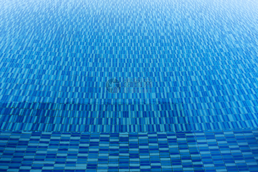游泳池中的蓝水纹理旅行和夏季背景概念图片