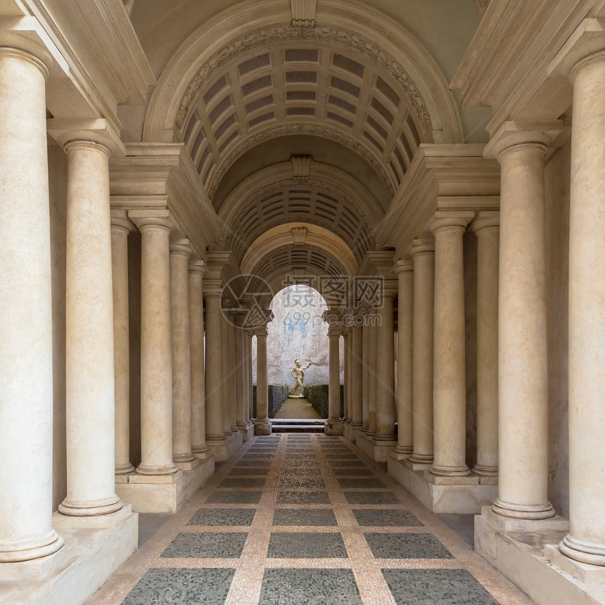 豪华宫殿内的大理石柱图片
