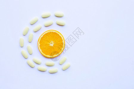 橙腹叶鹎白底带橙果的维生素c药丸背景