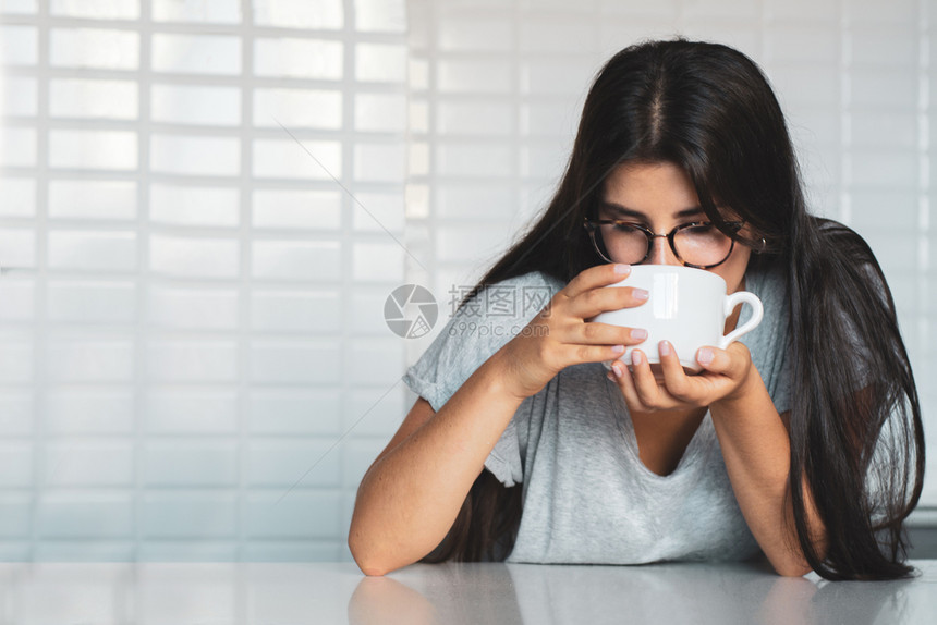 美女在厨房喝咖啡图片
