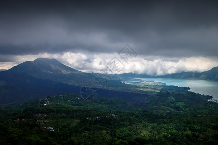 巴利因多尼西亚贡巴图火山和湖背景图片