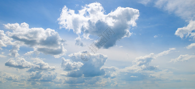 蓝色天空的云层宽相片图片