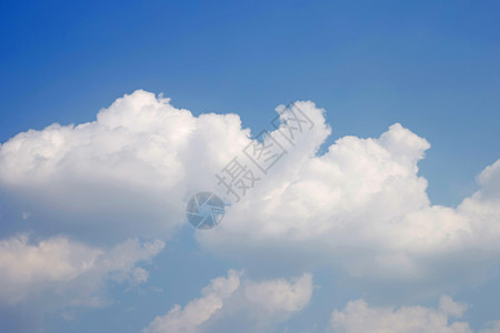 蓝色天空背景和云层图片