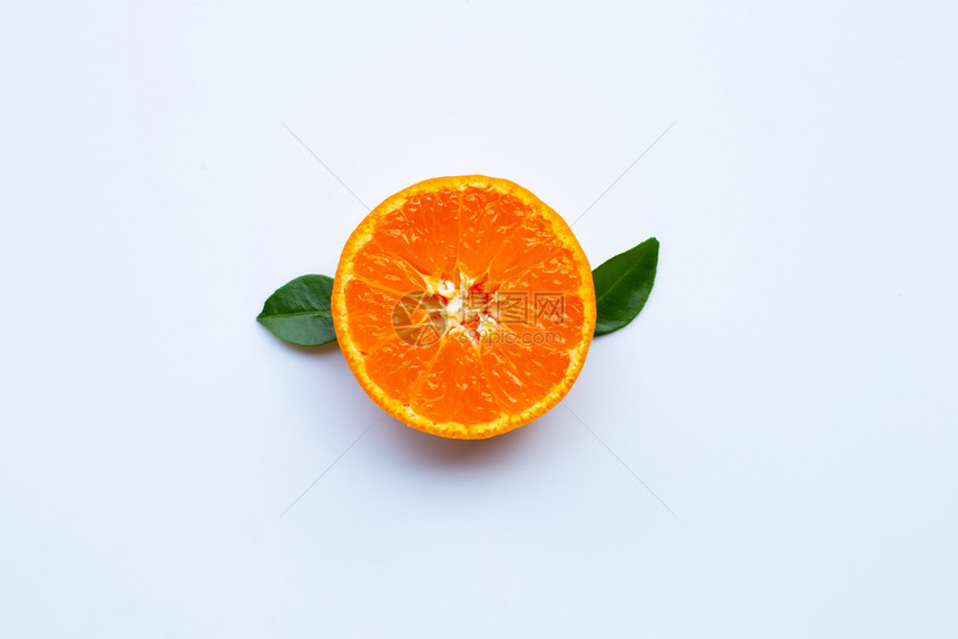 白色背景的橙果和绿叶图片