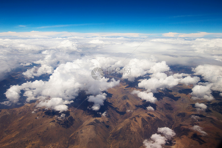 空中视图乌云覆盖在南边库斯科的山脉上图片