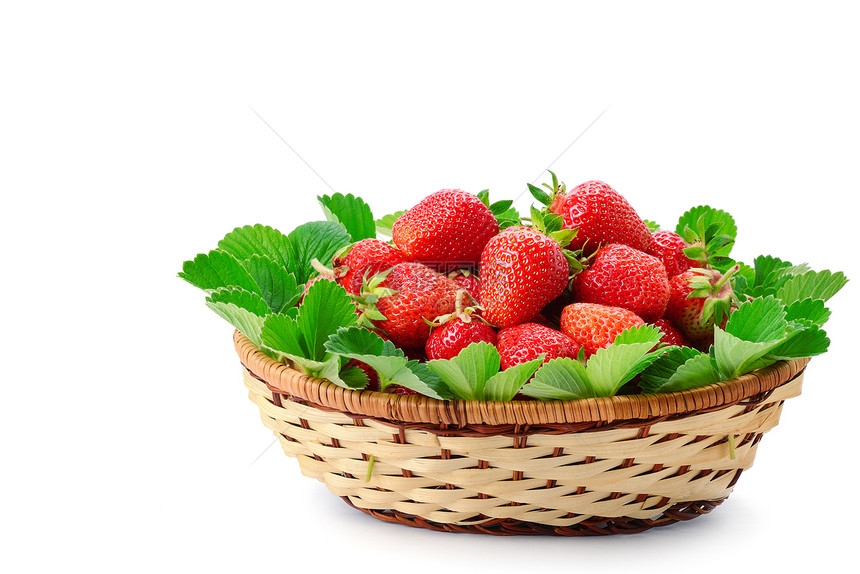 将草莓放在一篮子中吃开胃菜孤立在白色背景上空闲的文本间图片
