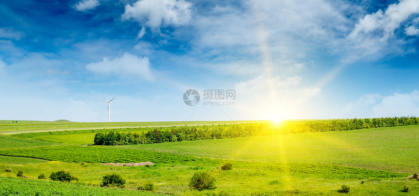 山丘绿地太阳升起风车蓝天空背景农业观大照片图片