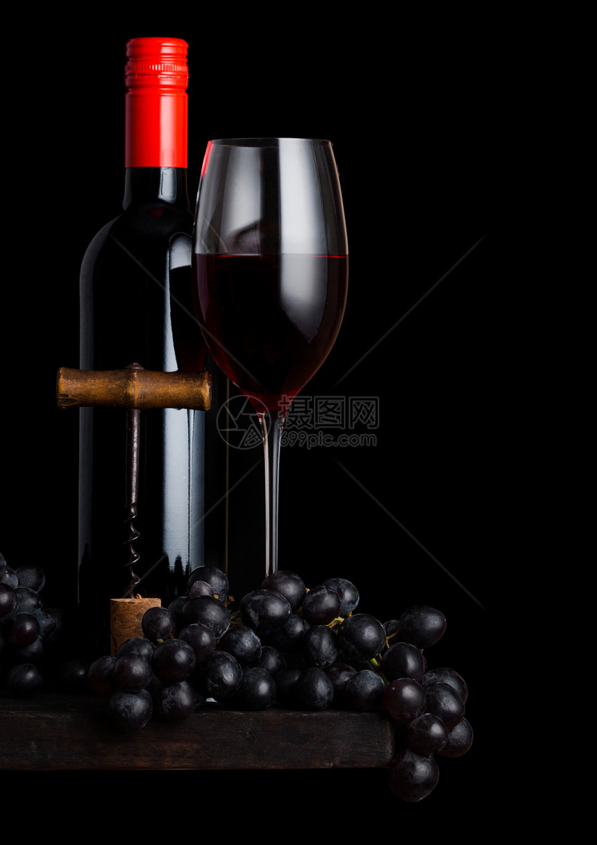 和玻璃瓶红葡萄酒黑和老黑木板上的软瓶和图片