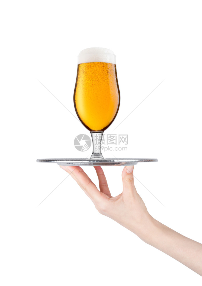 手持托盘装着啤酒杯有泡沫和露在白色背景上隔绝图片