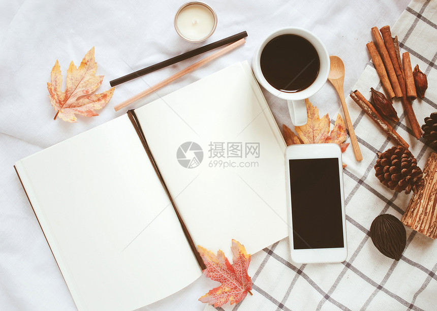 空白笔记本智能手机和咖啡图片