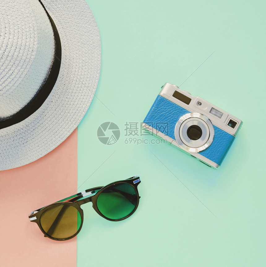 具有摄影机太阳镜和面彩背景的巴拿马帽子创造平板时尚风格图片